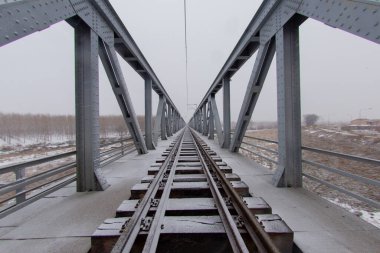 Edirne 'deki eski demir tren köprüsü. Edirne, Türkiye 'nin Doğu Trakya bölgesinde, Yunanistan ve Bulgaristan sınırlarına yakın Edirne ilinde bir şehirdir.