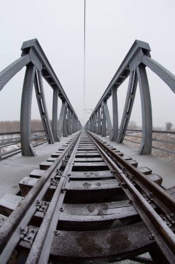 Edirne 'deki eski demir tren köprüsü. Edirne, Türkiye 'nin Doğu Trakya bölgesinde, Yunanistan ve Bulgaristan sınırlarına yakın Edirne ilinde bir şehirdir.