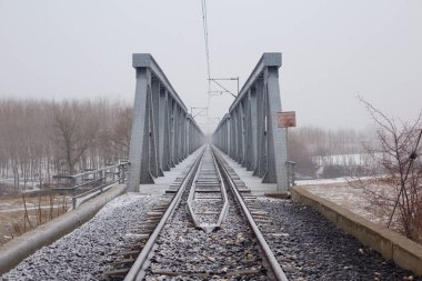 Edirne 'deki eski demir tren köprüsü. Edirne, Türkiye 'nin Doğu Trakya bölgesinde, Yunanistan ve Bulgaristan sınırlarına yakın Edirne ilinde bir şehirdir.