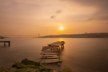 İstanbul 'un Boğaz Köprüsü yakınındaki bir rıhtımdan görünüşü, uzun pozlama tekniğiyle çekildi.