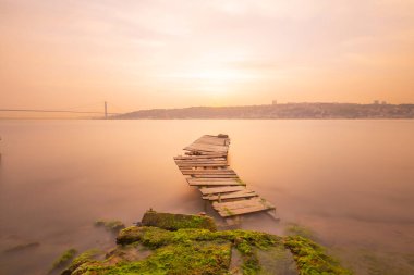 İstanbul 'un Boğaz Köprüsü yakınındaki bir rıhtımdan görünüşü, uzun pozlama tekniğiyle çekildi.