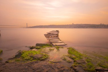 İstanbul 'un Boğaz Köprüsü yakınındaki bir rıhtımdan görünüşü, uzun pozlama tekniğiyle çekildi.