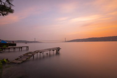 İstanbul 'un Boğaz Köprüsü yakınındaki bir rıhtımdan görünüşü, uzun pozlama tekniğiyle çekildi.