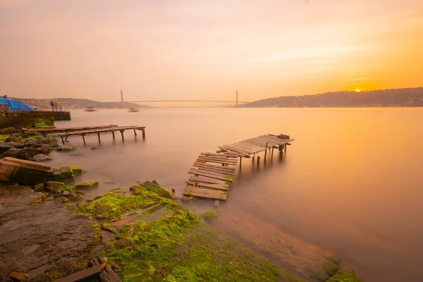 Uma Vista Istambul Partir Cais Perto Ponte Bósforo Filmado Com — Fotografia de Stock