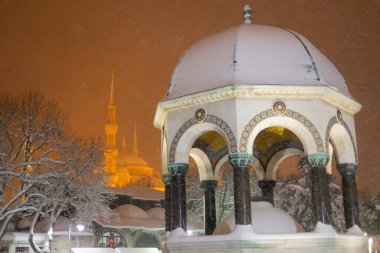 II. Sultanahmet Meydanı, 1898 yılında inşa'dan bir hediye Alman Çeşmesi.