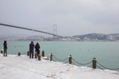 Ortakoy, İstanbul, Türkiye 'de karlı bir gün. Ortakoy Camii ve Boğaz Köprüsü Görünümü.