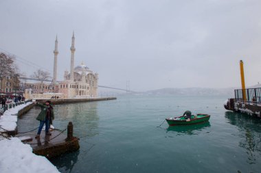 Ortakoy, İstanbul, Türkiye 'de karlı bir gün. Ortakoy Camii ve Boğaz Köprüsü Görünümü.