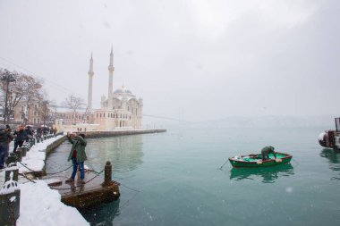 Ortakoy, İstanbul, Türkiye 'de karlı bir gün. Ortakoy Camii ve Boğaz Köprüsü Görünümü.