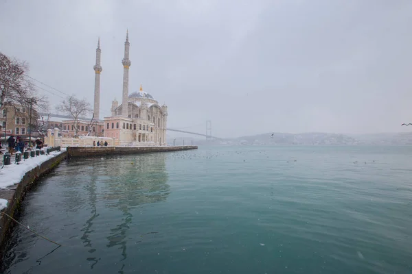 Снежный День Ортакое Стамбул Турция Вид Ортакойскую Мечеть Босфорский Мост — стоковое фото