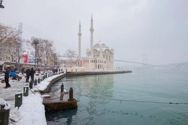 Schneetag Ortakoy Istanbul Türkei Blick Auf Ortakoy Moschee Und Bosporus — Stockfoto