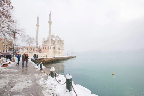 土耳其伊斯坦布尔Ortakoy的雪天 Ortakoy清真寺和Bosphorus桥景观 — 图库照片