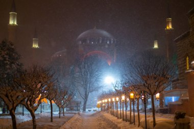 Sultanahmet Meydanı 'nda karlı bir gün. HAGIA SOPHIA 'nın görüntüsü. İstanbul, Türkiye. Hagia Sophia (Türkçe: Ayasofya), İstanbul, Türkiye.