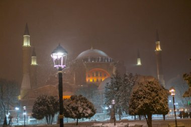 Sultanahmet Meydanı 'nda karlı bir gün. HAGIA SOPHIA 'nın görüntüsü. İstanbul, Türkiye. Hagia Sophia (Türkçe: Ayasofya), İstanbul, Türkiye.