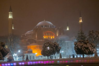 Sultanahmet Meydanı 'nda karlı bir gün. HAGIA SOPHIA 'nın görüntüsü. İstanbul, Türkiye. Hagia Sophia (Türkçe: Ayasofya), İstanbul, Türkiye.