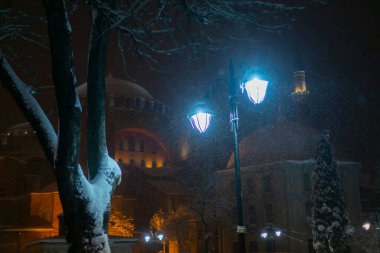 Sultanahmet Meydanı 'nda karlı bir gün. HAGIA SOPHIA 'nın görüntüsü. İstanbul, Türkiye. Hagia Sophia (Türkçe: Ayasofya), İstanbul, Türkiye.