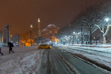 Sultanahmet Meydanı 'nda karlı bir gün. HAGIA SOPHIA 'nın görüntüsü. İstanbul, Türkiye. Hagia Sophia (Türkçe: Ayasofya), İstanbul, Türkiye.