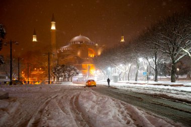 Sultanahmet Meydanı 'nda karlı bir gün. HAGIA SOPHIA 'nın görüntüsü. İstanbul, Türkiye. Hagia Sophia (Türkçe: Ayasofya), İstanbul, Türkiye.