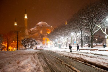 Sultanahmet Meydanı 'nda karlı bir gün. HAGIA SOPHIA 'nın görüntüsü. İstanbul, Türkiye. Hagia Sophia (Türkçe: Ayasofya), İstanbul, Türkiye.