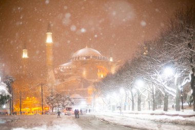 Sultanahmet Meydanı 'nda karlı bir gün. HAGIA SOPHIA 'nın görüntüsü. İstanbul, Türkiye. Hagia Sophia (Türkçe: Ayasofya), İstanbul, Türkiye.