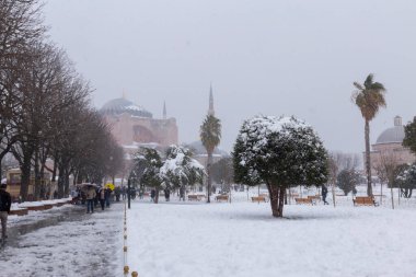 Sultanahmet Meydanı 'nda karlı bir gün. HAGIA SOPHIA 'nın görüntüsü. İstanbul, Türkiye. Hagia Sophia (Türkçe: Ayasofya), İstanbul, Türkiye.