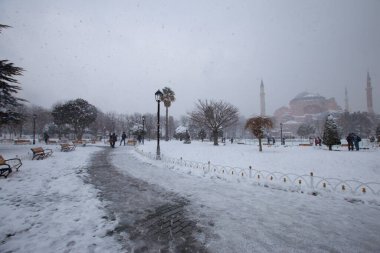 Sultanahmet Meydanı 'nda karlı bir gün. HAGIA SOPHIA 'nın görüntüsü. İstanbul, Türkiye. Hagia Sophia (Türkçe: Ayasofya), İstanbul, Türkiye.
