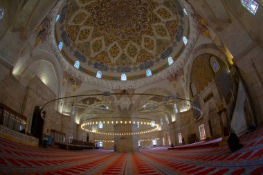 Üç Serefeli Camii 'nin içinde.
