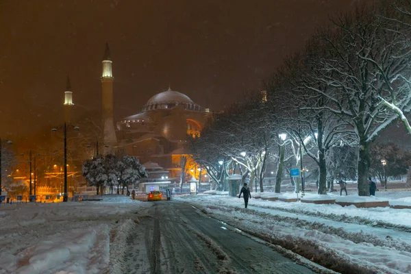 Sultanahmet Meydanı 'nda karlı bir gün. HAGIA SOPHIA 'nın görüntüsü. İstanbul, Türkiye. Hagia Sophia (Türkçe: Ayasofya), İstanbul, Türkiye.