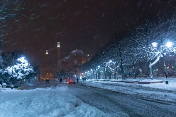Χιονάτη Μέρα Στην Πλατεία Σουλταναχμέτ Άποψη Της Hagia Sophia Κωνσταντινούπολη — Φωτογραφία Αρχείου