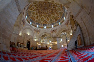 Üç Serefeli Camii 'nin içinde.