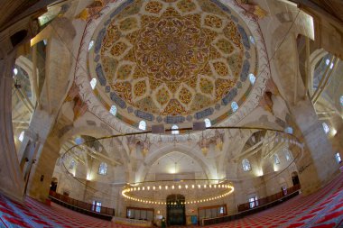 Üç Serefeli Camii 'nin içinde.