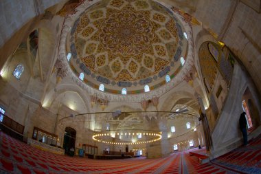 Üç Serefeli Camii 'nin içinde.