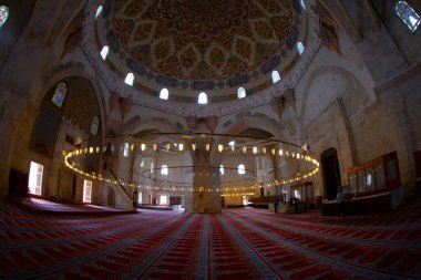Üç Serefeli Camii 'nin içinde.