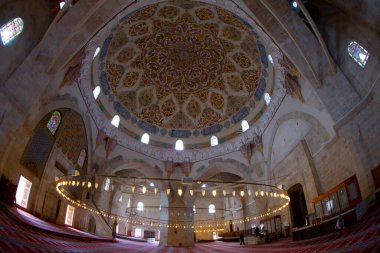 Üç Serefeli Camii 'nin içinde.