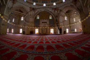 Üç Serefeli Camii 'nin içinde.