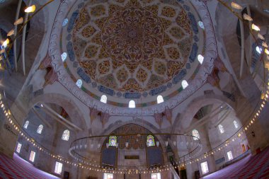 Üç Serefeli Camii 'nin içinde.
