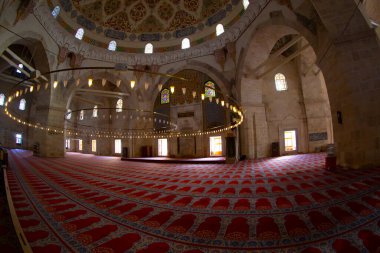 Üç Serefeli Camii 'nin içinde.