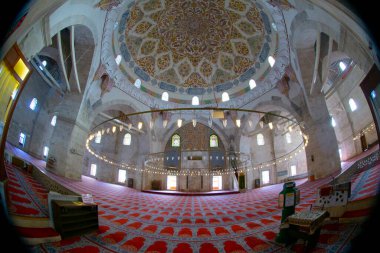 Üç Serefeli Camii 'nin içinde.
