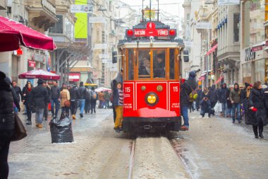 Taksim 'de karlı bir gün, Beyoğlu. Istiklal Caddesi 'nde nostaljik tramvay. Taksim İstiklal Caddesi İstanbul, Türkiye 'de popüler bir yer.