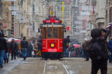 Taksim 'de karlı bir gün, Beyoğlu. Istiklal Caddesi 'nde nostaljik tramvay. Taksim İstiklal Caddesi İstanbul, Türkiye 'de popüler bir yer.