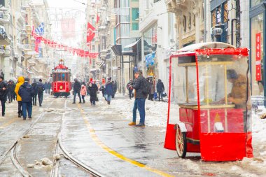 Taksim 'de karlı bir gün, Beyoğlu. Istiklal Caddesi 'nde nostaljik tramvay. Taksim İstiklal Caddesi İstanbul, Türkiye 'de popüler bir yer.