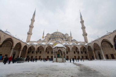  Kışın İstanbul, Türkiye 'de kar yağışlı mavi cami (Sultanahmet Camii).