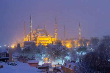  Kışın İstanbul, Türkiye 'de kar yağışlı mavi cami (Sultanahmet Camii).