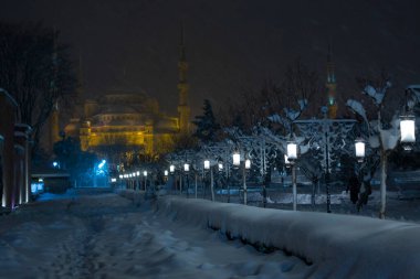  Kışın İstanbul, Türkiye 'de kar yağışlı mavi cami (Sultanahmet Camii).