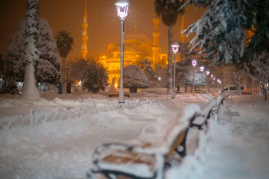  Kışın İstanbul, Türkiye 'de kar yağışlı mavi cami (Sultanahmet Camii).