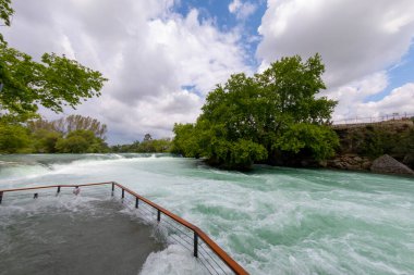 Türkiye 'de Manavgat Şelalesi. Çok popüler bir turizm merkezi..