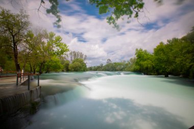 Türkiye 'de Manavgat Şelalesi. Çok popüler bir turizm merkezi..