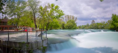 Türkiye 'de Manavgat Şelalesi. Çok popüler bir turizm merkezi..