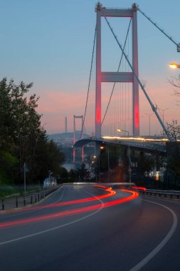 İstanbul Boğazı Köprüsü, gece. 15 Temmuz Şehitler Köprüsü (15 Temmuz Sehitler Koprusu). İstanbul, Türkiye.
