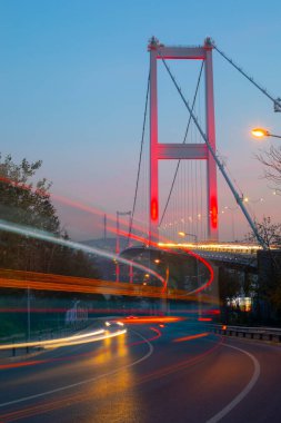 İstanbul Boğazı Köprüsü, gece. 15 Temmuz Şehitler Köprüsü (15 Temmuz Sehitler Koprusu). İstanbul, Türkiye.