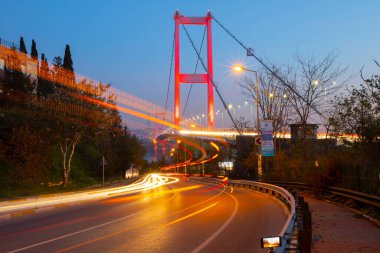 İstanbul Boğazı Köprüsü, gece. 15 Temmuz Şehitler Köprüsü (15 Temmuz Sehitler Koprusu). İstanbul, Türkiye.